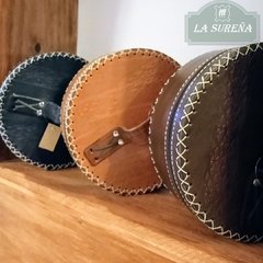 Porta platos y cubiertos de cuero con manija - tienda online
