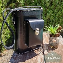 Porta termo cuero con bolsillo al frente - LA SUREÑA