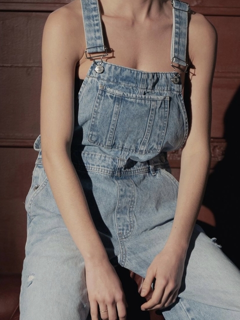 jardinero de jean con rotura