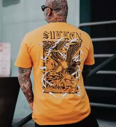 REMERA SULLEN CLOTHING 3 HEADED EAGLE PREMIUM TEE - Travel Store 420