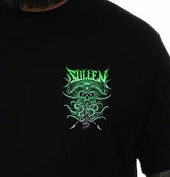 REMERA SULLEN CLOTING DEMONIC PREMIUM TEE - Travel Store 420