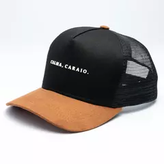 Boné ChoraBoy Aba Curva Trucker - Calma Caraio. - Caramelo/Preto - REF 90