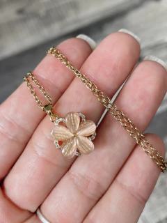 Cadenita anti estrés giratoria Flor rosada con fondo strass - dorada