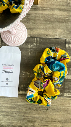Scrunchie Amarilla Tropical -Lycra