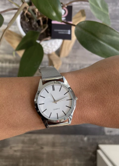 Reloj metálico visor grande con fondo blanco - comprar online