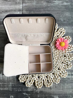 Joyerito Luli rectangular negro - con doble fondo en internet