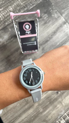 Reloj silicona con números y malla gris