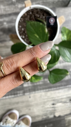 Aros gota mini dorados con pasante de acero - comprar online