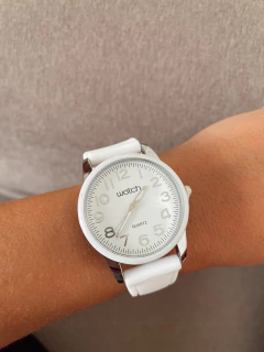 Reloj blanco con números grandes detalles plateados