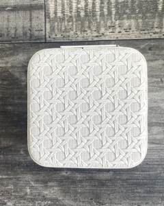 Joyerito Luli beige texturado en internet