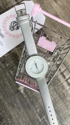 Reloj plateado con centro blanco - comprar online