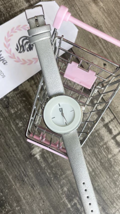 Reloj plateado con centro blanco - comprar online