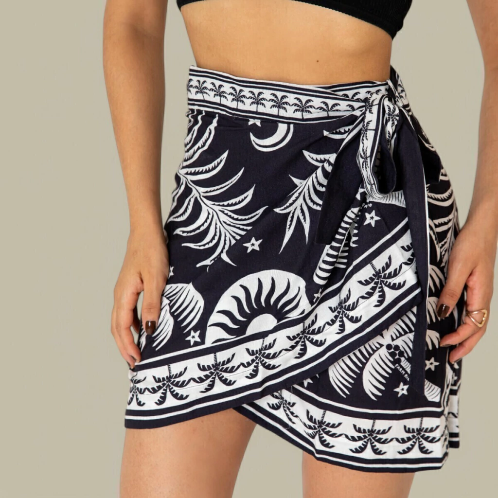 Saia Farm Curta Pareô Estampada Coqueiral Feminina
