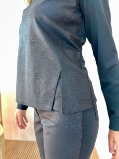 Blusa em PU com Malha na internet