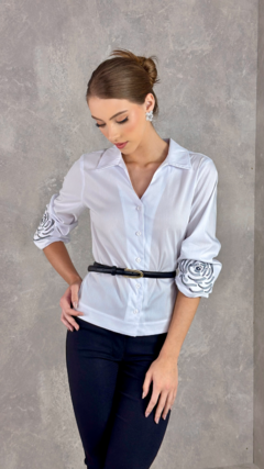 Camisa Decote V com Bordado - loja online