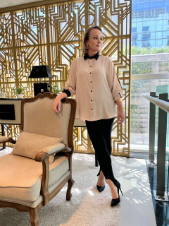 Camisa de Crepe com Detalhes em Preto