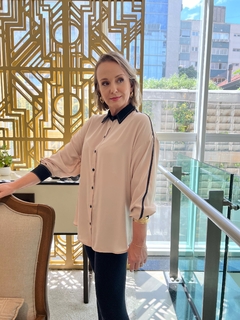 Camisa de Crepe com Detalhes em Preto - comprar online