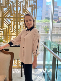 Camisa de Crepe com Detalhes em Preto - comprar online