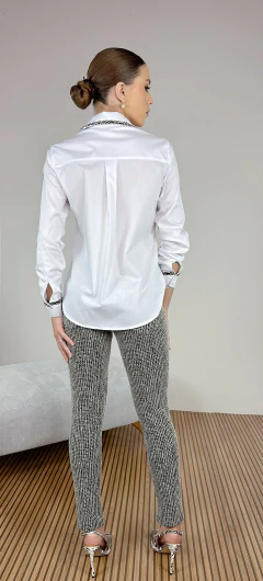 Camisa Branca com Detalhes Aplicado na Gola e Punhos - comprar online