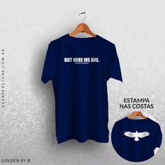 CAMISETA BUT HERE WE ARE. - FOO FIGHTERS - dear fan store