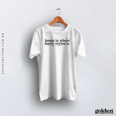CAMISETA HOME IS WHERE HARRY STYLES IS. - dear fan store