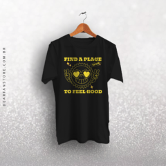 CAMISETA FIND A PLACE TO FEEL GOOD na internet