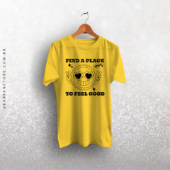 CAMISETA FIND A PLACE TO FEEL GOOD - dear fan store