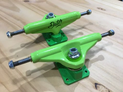 Juego de Trucks Dater mm verdes 139mm - Quiron Skate Shop