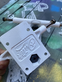 juego de trucks Dater pulidos 149mm high blancos hollow - Quiron Skate Shop