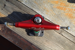 Juego de Trucks Dater 149 mm ala roja base gris en internet