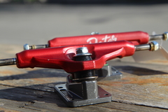 Juego de Trucks Dater 149 mm ala roja base gris - comprar online