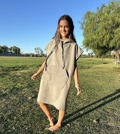 Poncho surf Gris acero Talle L en internet