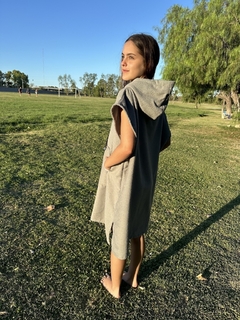 Poncho surf Gris acero Talle L - comprar online