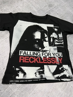 Remera crop falling