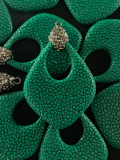 Pingente Gota Vazada Verde Escuro com Zircônia
