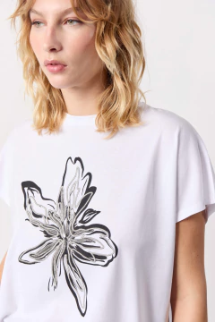 Remera Flor Bordada /VER - comprar online