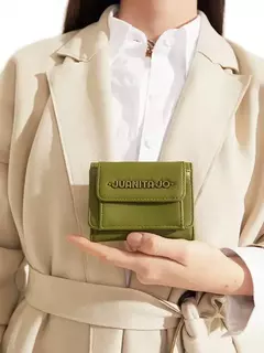 Billetera Verde Pequeña Con Bolsillo Externo/ Juanita Jo en internet