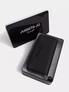 Billetera Grande Negra Con Aplique De Juanita Jo/ JUANITA JO - Azzaro Lanús