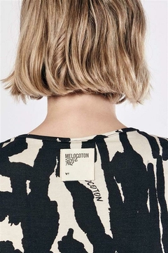 Remera Crop Print / Melocoton - Azzaro Lanús