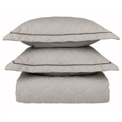 Cobre leito super king em tons de fendi com três peças, incluindo edredom e travesseiros, com um design matelado.