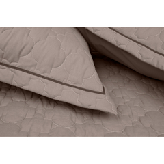 Cobre leito queen em percal 100% algodão, na cor fendi, com detalhes matelados e fronhas combinando.