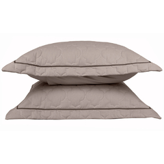 Conjunto de cobre leito casal em percal 100% algodão na cor fendi com detalhes matelados.