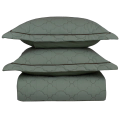 Cobre leito king em cor oliva com três peças, incluindo fronhas e lençol, com padrão matelado.