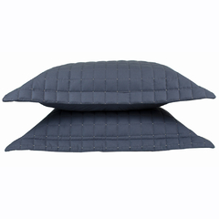 Conjunto de cobre leito queen com dois travesseiros em tom cobalto, confeccionado em percal 100% algodão, com acabamento matelado.
