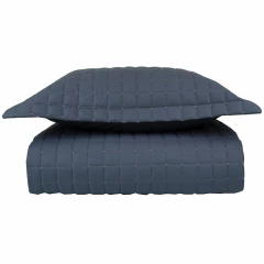 Cobre leito solteiro king na cor cobalto, composto por duas peças mateladas de percal 100% algodão.