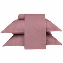 Conjunto de lençóis casal na cor rosa, composto por duas fronhas e um lençol, fabricado em percal 100% algodão com 200 fios.