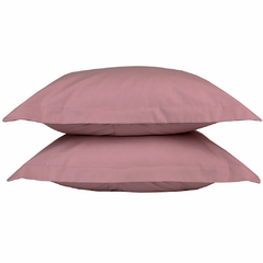 Conjunto de fronhas rosa em tecido percal de algodão, parte do jogo de lençol casal Azaleia Ferrara.