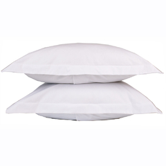 Conjunto de lençóis king de percal 100% algodão, 200 fios, na cor branca, com travesseiros empilhados.