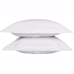 Conjunto de lençóis king de percal 100% algodão, 200 fios, na cor branca, com travesseiros empilhados.