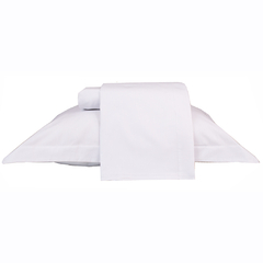 Jogo de lençol solteiro em percal 100% algodão, na cor branca, com travesseiro e lençol dobrado sobre a cama.